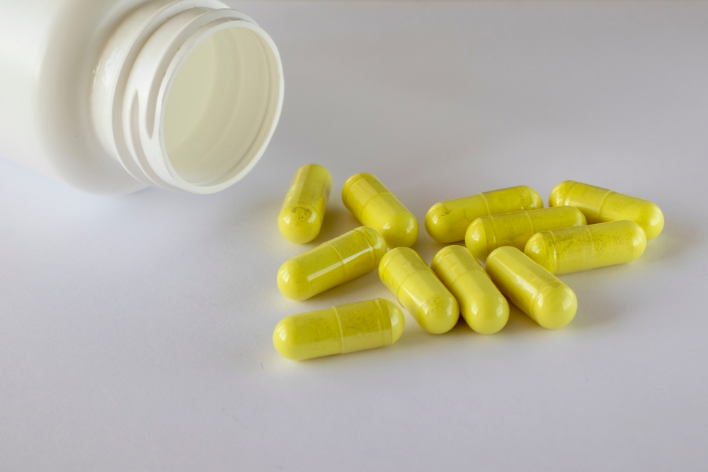 quercetin capsules next to pill bottle